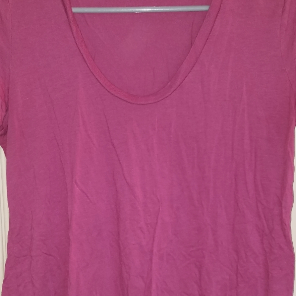 Splendid medium raspberry soft-v neck shirt